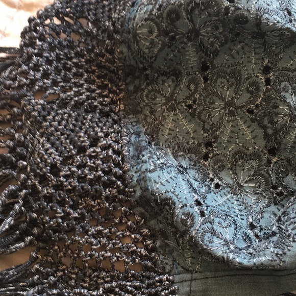 New embroidery scarf with fringes - Picture 7 of 7